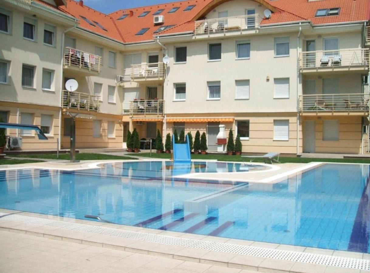 Relax Wellness Studio Hajdúszoboszló Apartamento Exterior foto